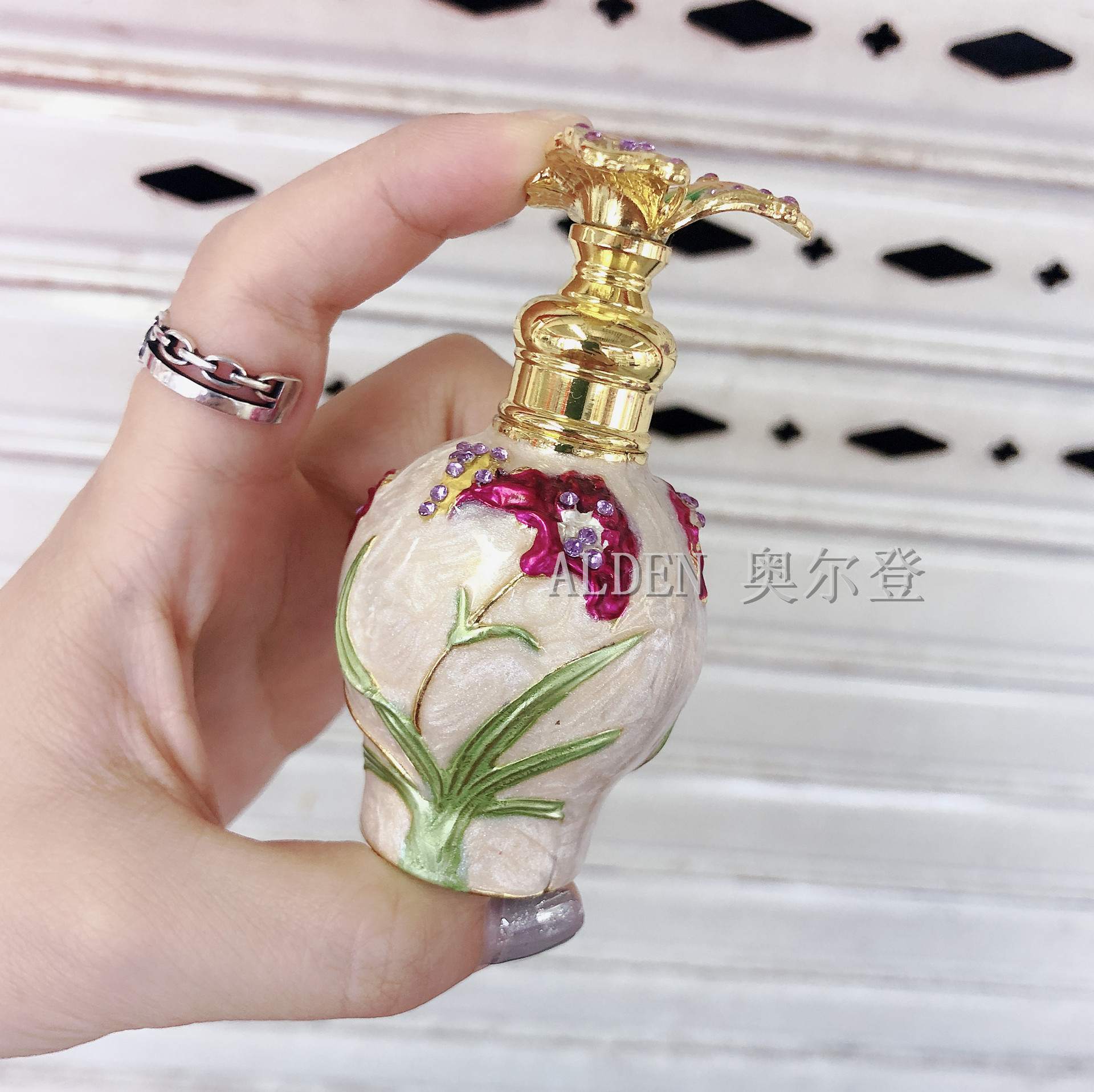 Wholesale of 12ml Dubai-style tattoo color bottles, butterfly perfume bottles and exquisite essential oil bottles details Picture