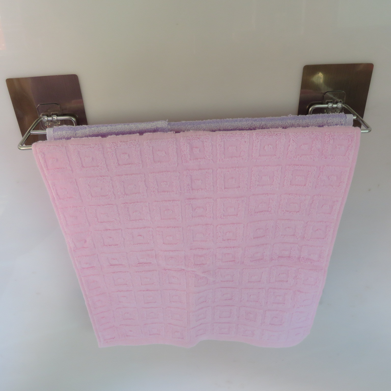Powerful, seamless stainless steel double-pole towel rack, pot lid rack, nail-free bathroom towel hanger, and seamless storage rack for the bathroom Application Scenario