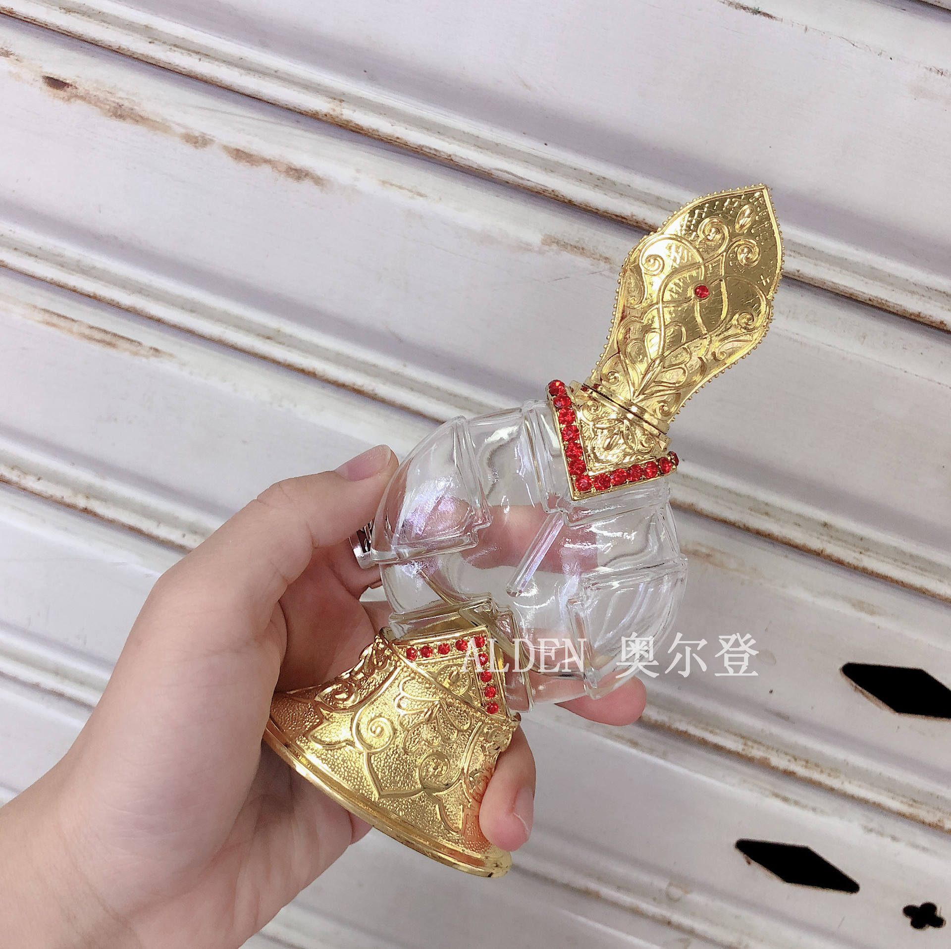 A high-end alloy perfume bottle with a golden glass empty bottle for Dubai vintage essential oil perfume Specification image