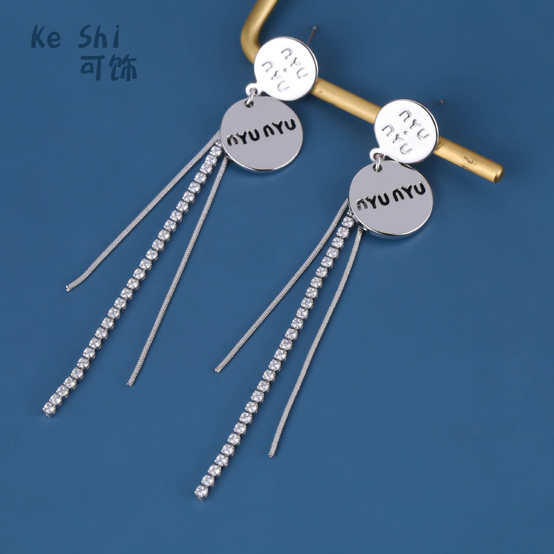 Dongdaemun, South Korea, offers creative geometric earrings, trendy tassel earrings for women, and a stylish 925 silver ear ring for wholesale from the manufacturer