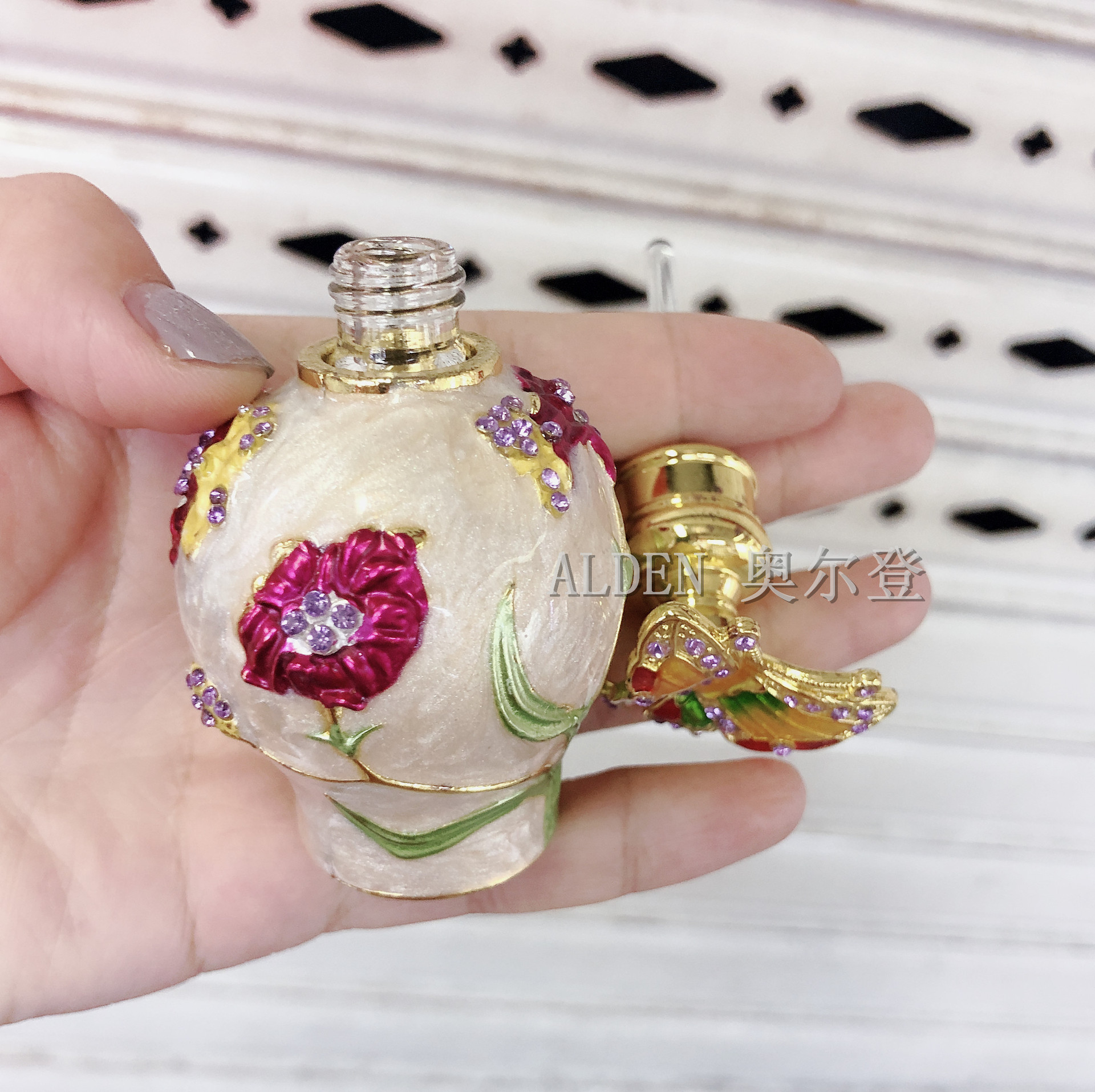 Wholesale of 12ml Dubai-style tattoo color bottles, butterfly perfume bottles and exquisite essential oil bottles Application Scenario