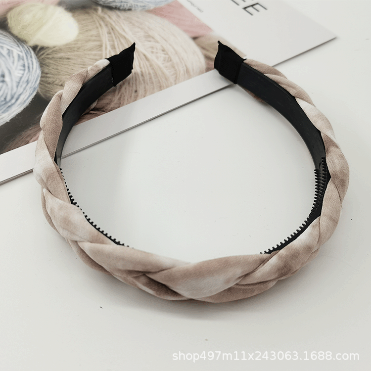 Braided Twist Braid Headband With Teeth Braid Head Buckle Korean Version Fashion Three Strands Braid Manufacturers Direct Supply Application Scenario