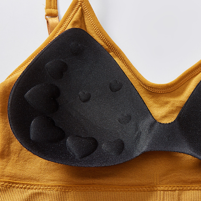 The same U-shaped beauty back-hugging, strapless and body-hugging yoga sports vest and women's halter bra as the Internet celebrity Kaka Application Scenario