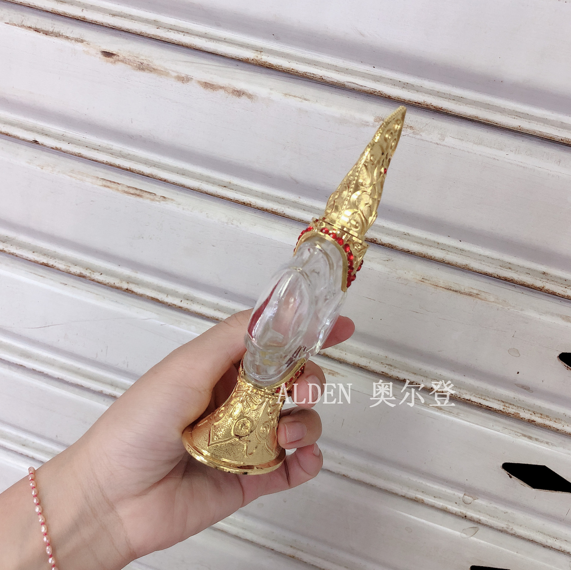 A high-end alloy perfume bottle with a golden glass empty bottle for Dubai vintage essential oil perfume Item Picture