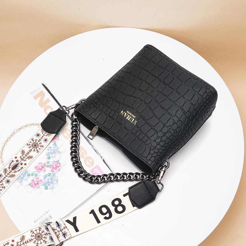 Factory-customized stylish bucket bag, crossbody fashionable and versatile women's bag, 2020 new summer trend internet-famous handbag Application Scenario