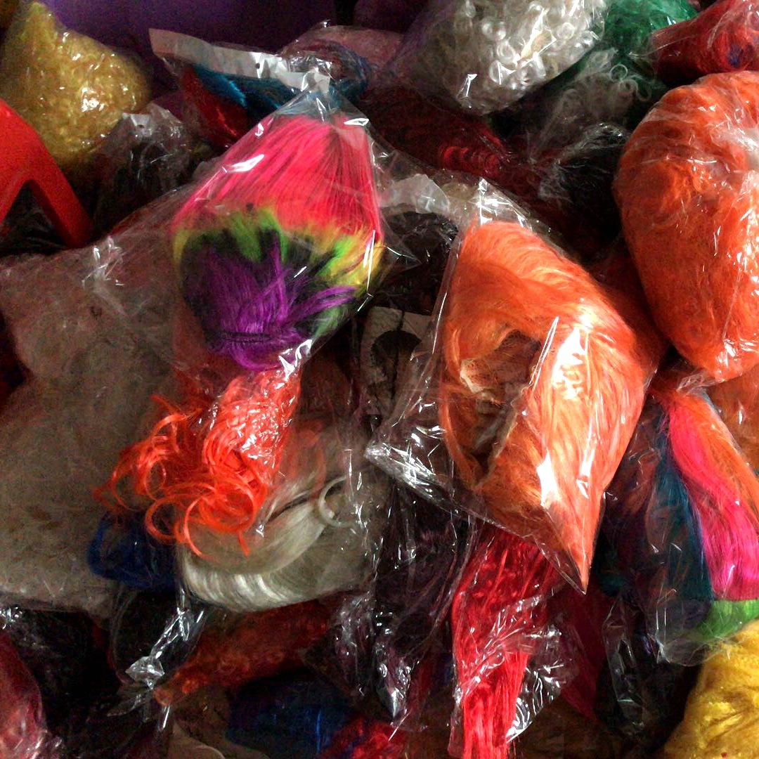 We are dealing with leftover orders of foreign trade wigs at low prices. We don't choose any style. All kinds of wigs in various styles and colors are on sale at a discount