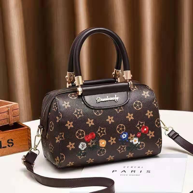This large-capacity women's bag, a Korean-style portable single-shoulder bag for women, is fashionable and trendy undefined