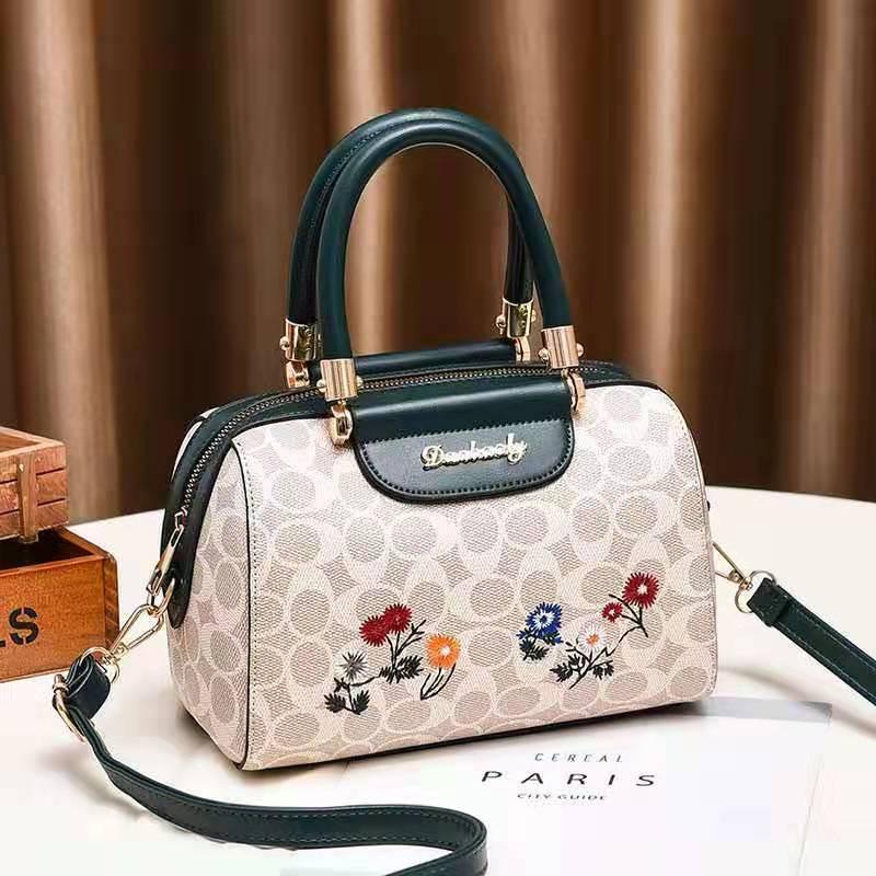 This large-capacity women's bag, a Korean-style portable single-shoulder bag for women, is fashionable and trendy undefined