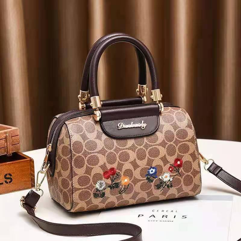 This large-capacity women's bag, a Korean-style portable single-shoulder bag for women, is fashionable and trendy Item Picture