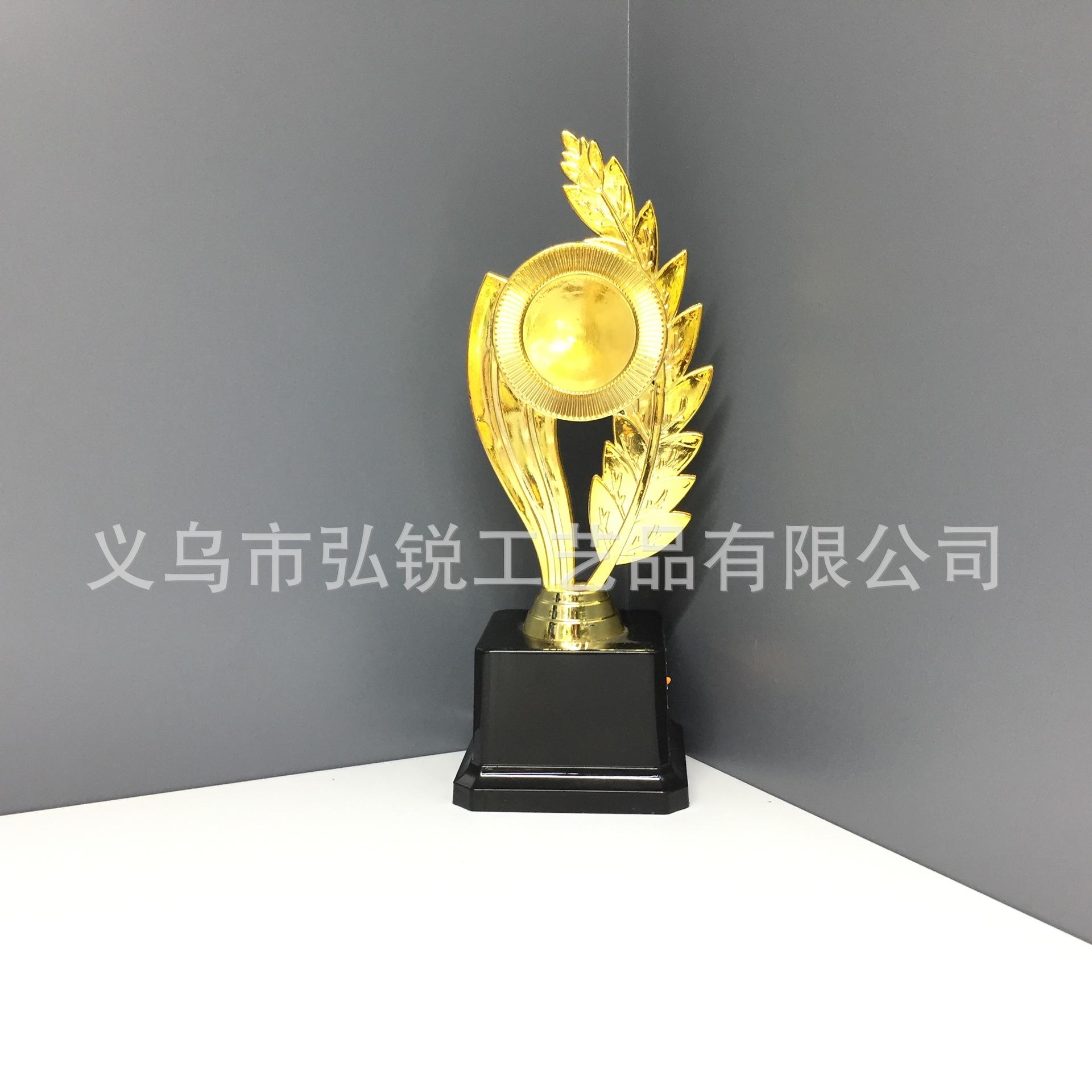 Emblema de plástico pequeño trofeo concurso premios premios chapado trofeo de plástico de oro personalizable pequeño trofeo de deporte de baile Specification image