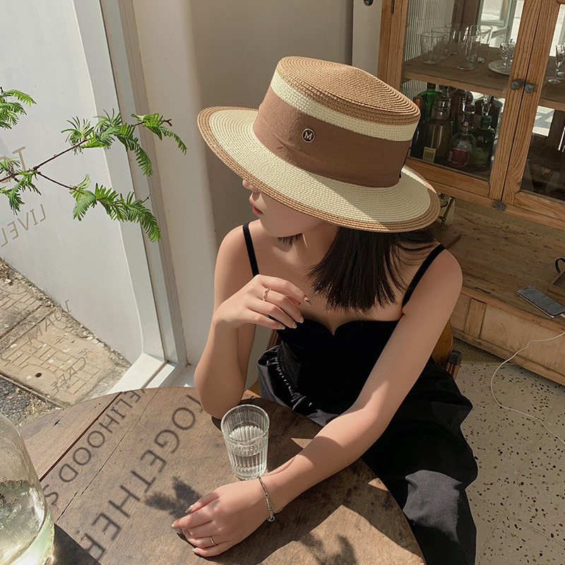 A popular flat-topped straw hat for women, a Korean-style trendy summer beach sun protection hat, a top hat, and an M-letter woven fisherman's hat
