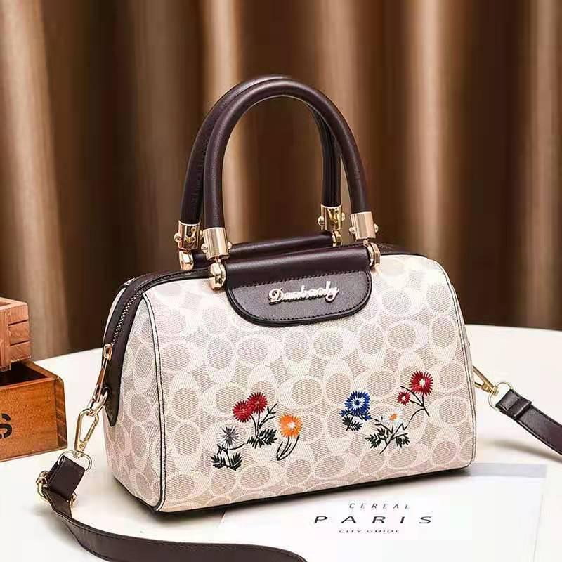 This large-capacity women's bag, a Korean-style portable single-shoulder bag for women, is fashionable and trendy undefined