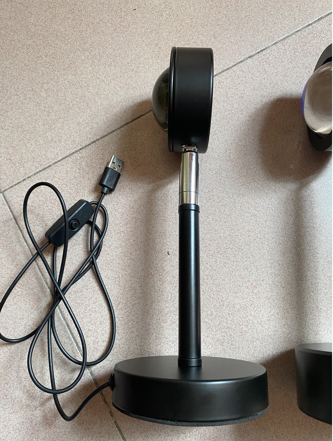 Sunset rainbow light, sunless projection light, sunset light, small living room lighting for taking photos, sunset red atmosphere table lamp details Picture