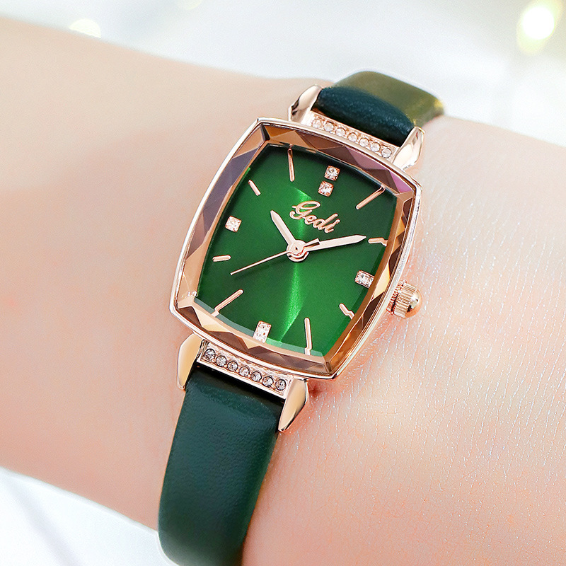 The new GEDI watch for women is simple and elegant, with a small and thin leather strap and a cube sugar design, creating a retro student trend undefined