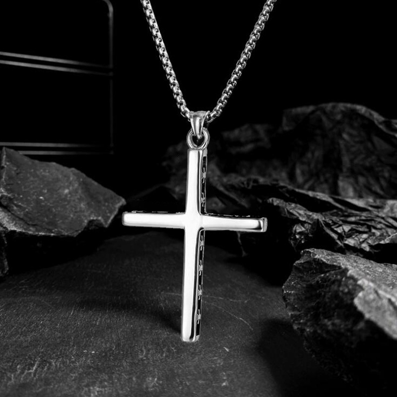 复古潮流十字架项链 精致十字架吊坠个性项链配饰 不锈钢合金配饰白底实物图