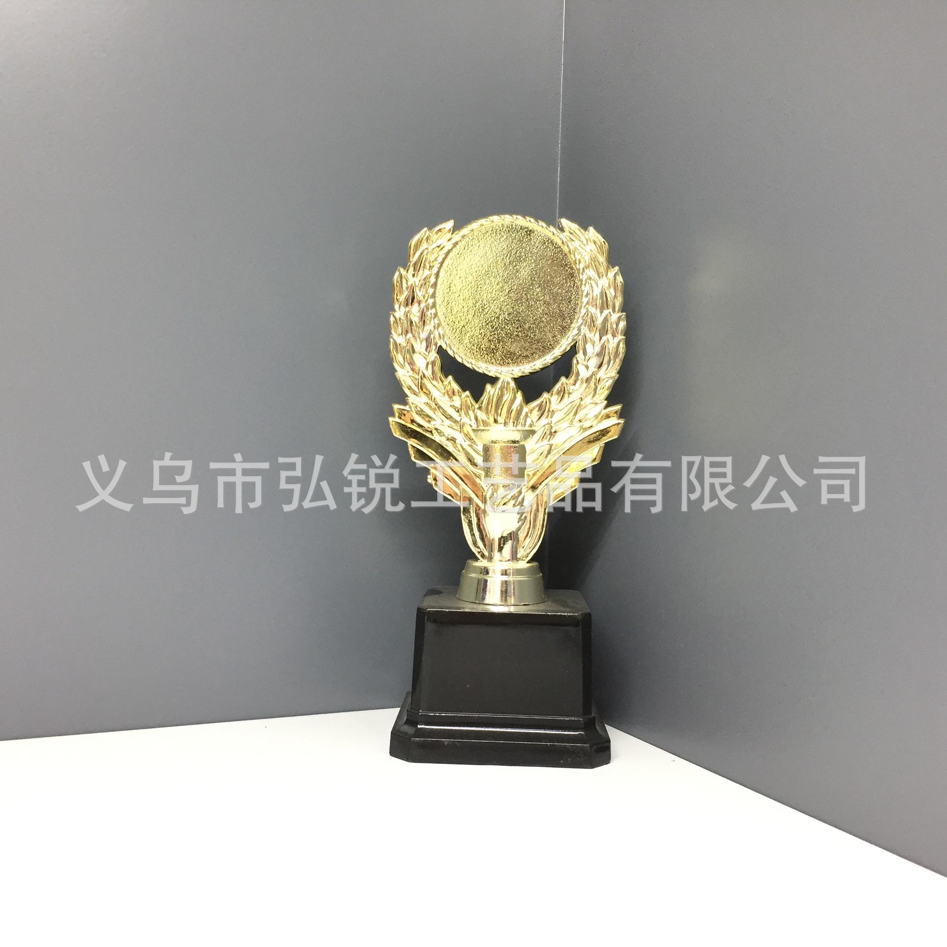 Emblema de plástico pequeño trofeo concurso premios premios chapado trofeo de plástico de oro personalizable pequeño trofeo de deporte de baile Item Picture