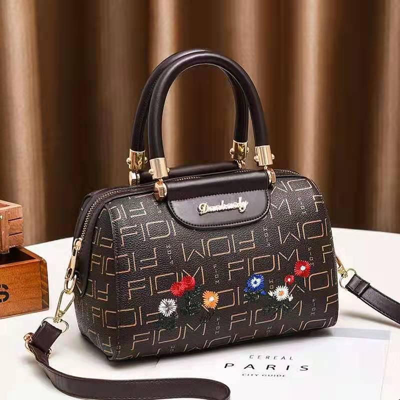 This large-capacity women's bag, a Korean-style portable single-shoulder bag for women, is fashionable and trendy undefined