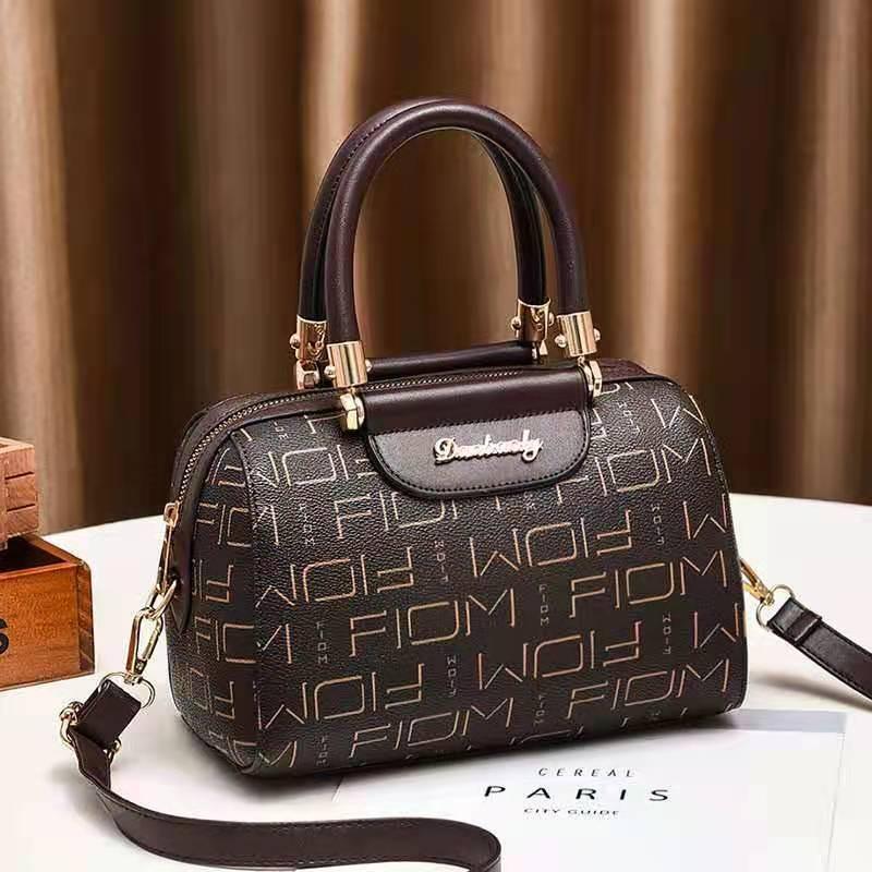 This large-capacity women's bag, a Korean-style portable single-shoulder bag for women, is fashionable and trendy undefined