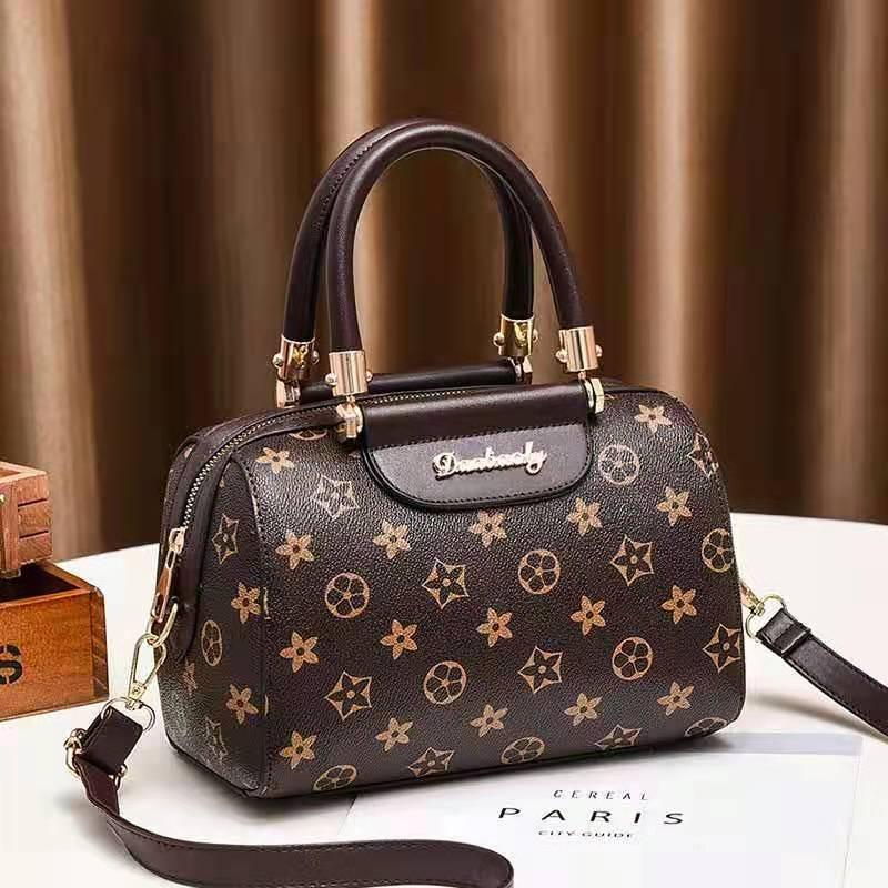 This large-capacity women's bag, a Korean-style portable single-shoulder bag for women, is fashionable and trendy