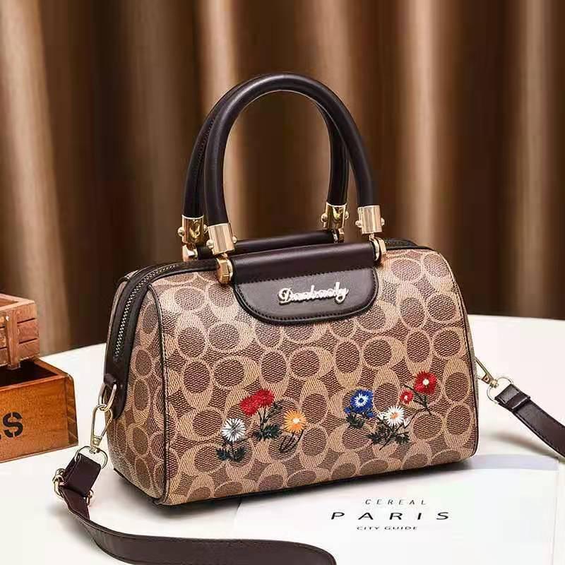 This large-capacity women's bag, a Korean-style portable single-shoulder bag for women, is fashionable and trendy undefined