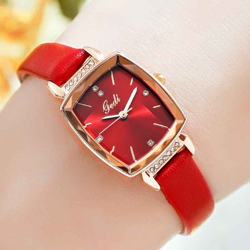 The new GEDI watch for women is simple and elegant, with a small and thin leather strap and a cube sugar design, creating a retro student trend undefined