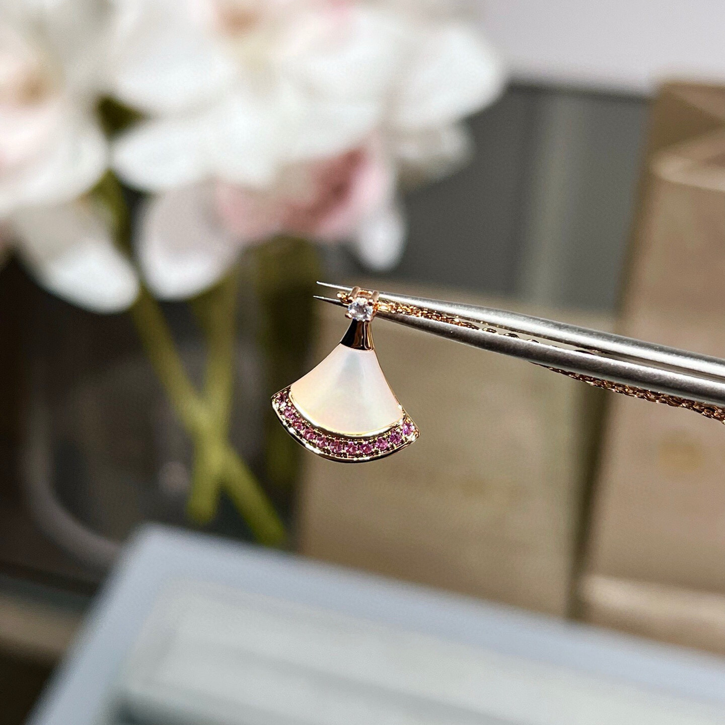 高版本V金镀18K金七夕小裙子项链女小扇形锁骨链天然白贝母吊坠详情8