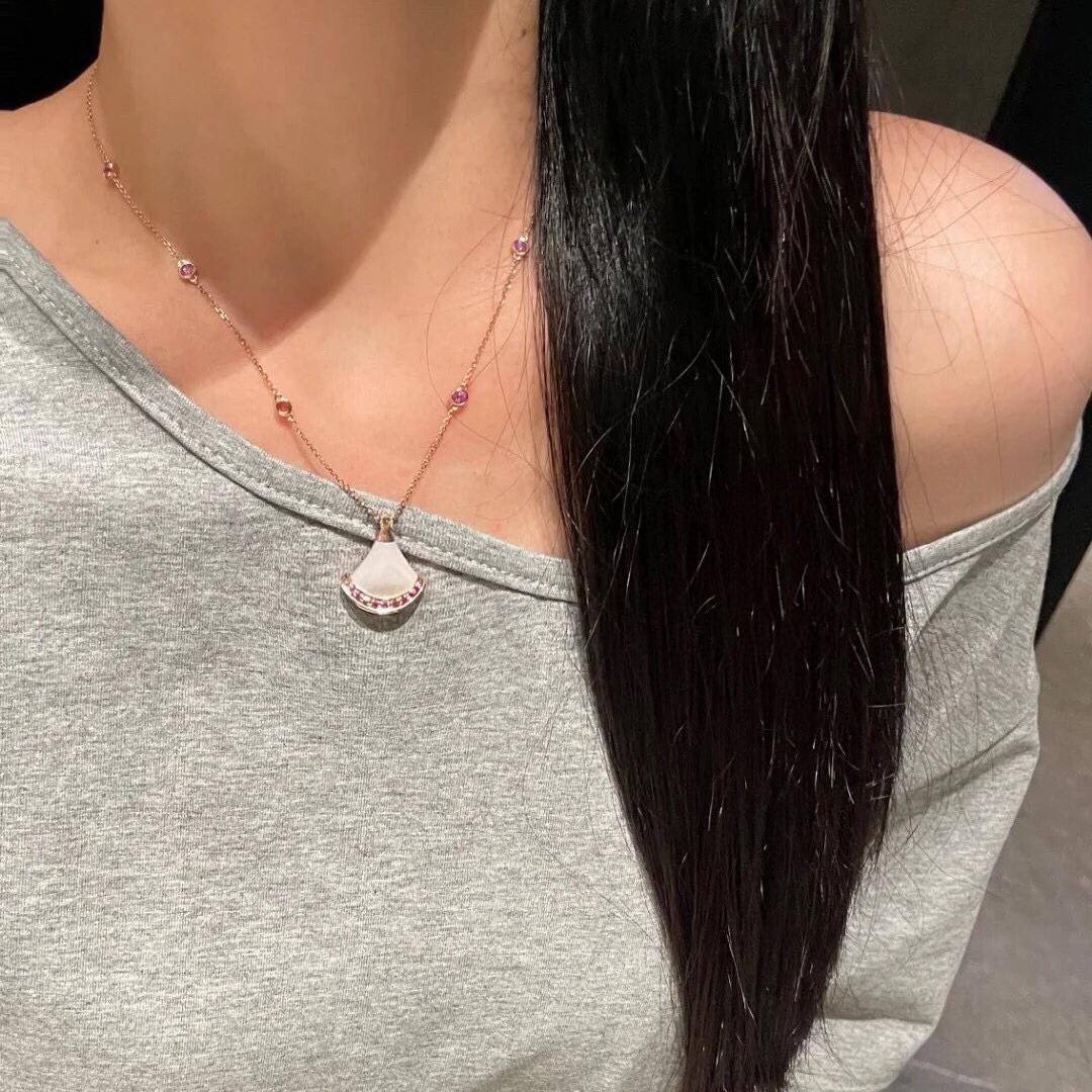 高版本V金镀18K金七夕小裙子项链女小扇形锁骨链天然白贝母吊坠详情5