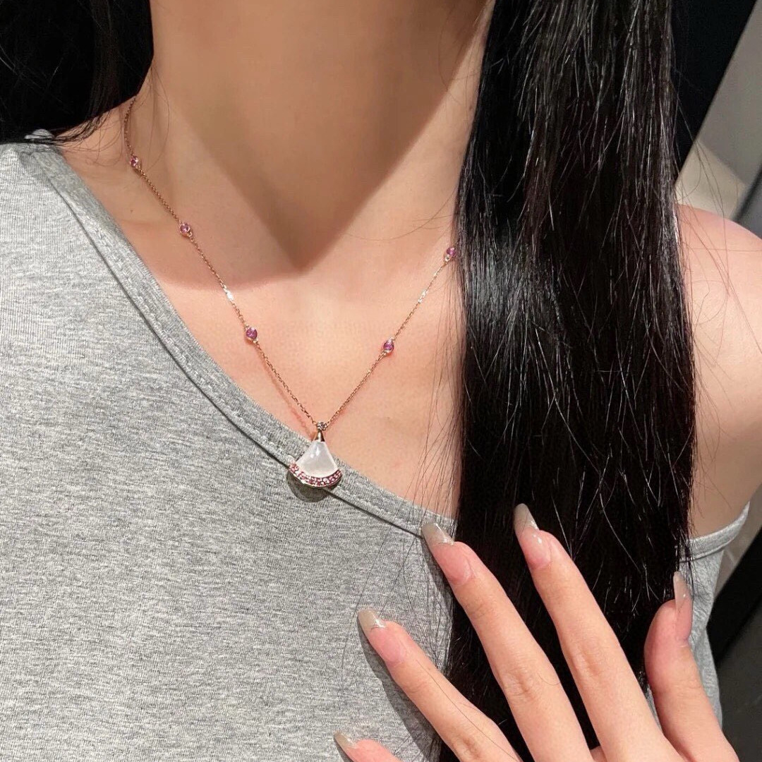 高版本V金镀18K金七夕小裙子项链女小扇形锁骨链天然白贝母吊坠详情6