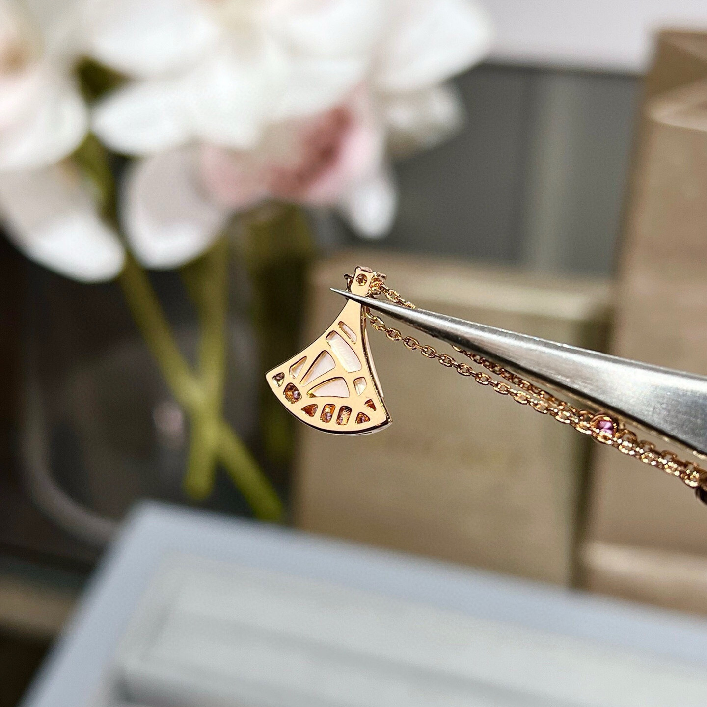 高版本V金镀18K金七夕小裙子项链女小扇形锁骨链天然白贝母吊坠详情7