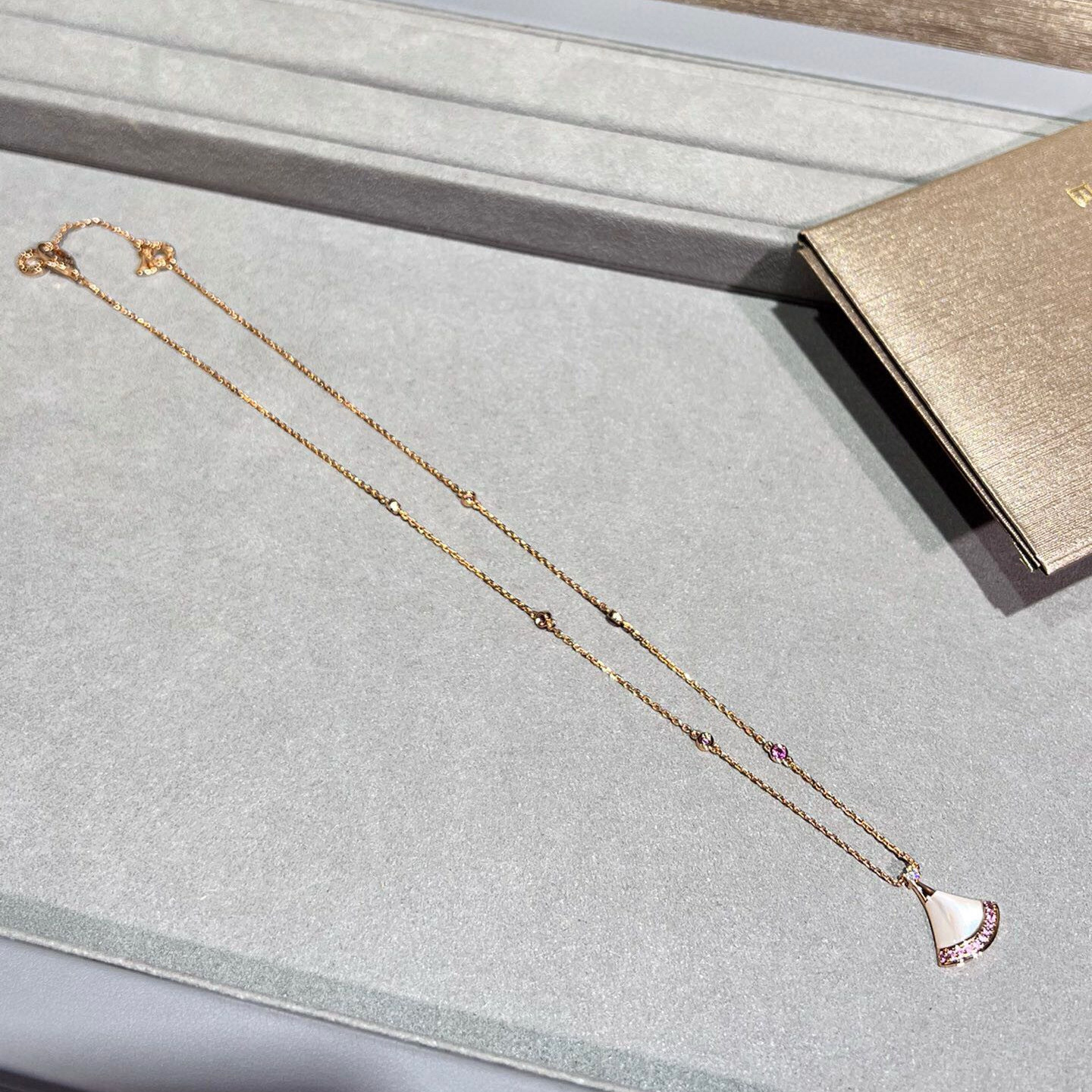 高版本V金镀18K金七夕小裙子项链女小扇形锁骨链天然白贝母吊坠详情4