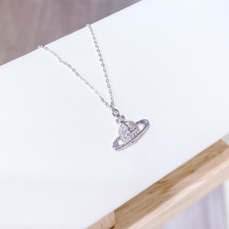 إن يوم المرأة من أجل قلادة الكوكب هو عبارة عن قلادة نسائية صغيرة من البلازما الزيتية Specification image