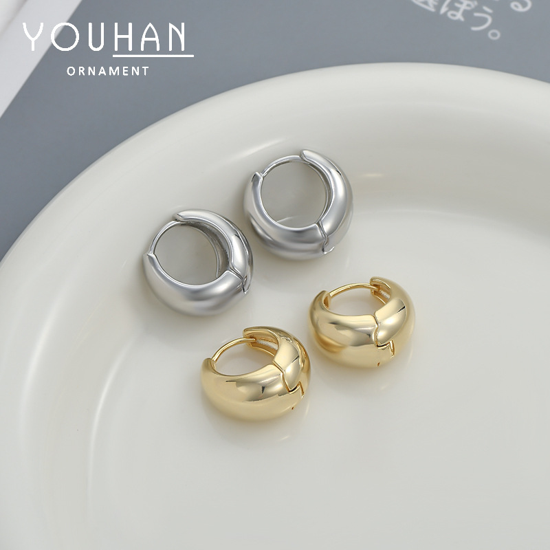 The new 2024 minimalist design metal smooth C-shaped ear rings exude a cold and elegant feminine charm