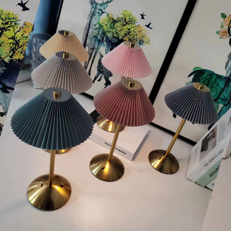 Cross-border small desk lamp, light luxury, warm and modern housewarming gift, night light, warm and romantic bedroom bedside decorative lamp Application Scenario