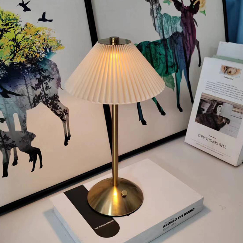 Cross-border small desk lamp, light luxury, warm and modern housewarming gift, night light, warm and romantic bedroom bedside decorative lamp Specification image