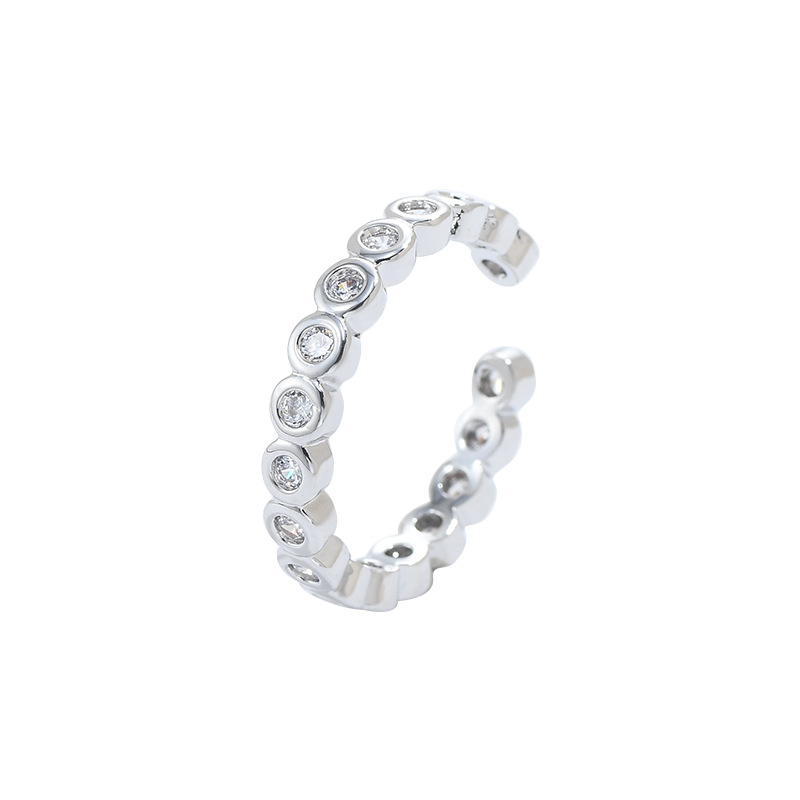 وكانت هناك مجموعة صغيرة من النساء حول خواتم الزنك Item Picture