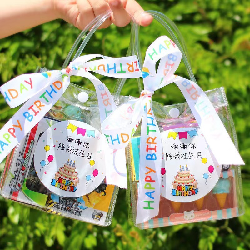 On Children's Day, the kindergarten presented birthday gifts and souvenirs. The whole class shared rewards, stationery and toy sets, and small gifts