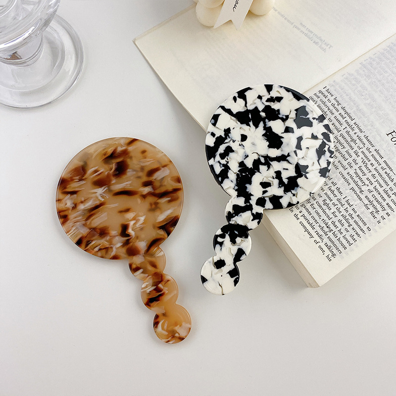 Duowei Accessories: Korean retro acetate board geometric mirror, portable small round mirror with handle, handheld makeup mirror Application Scenario