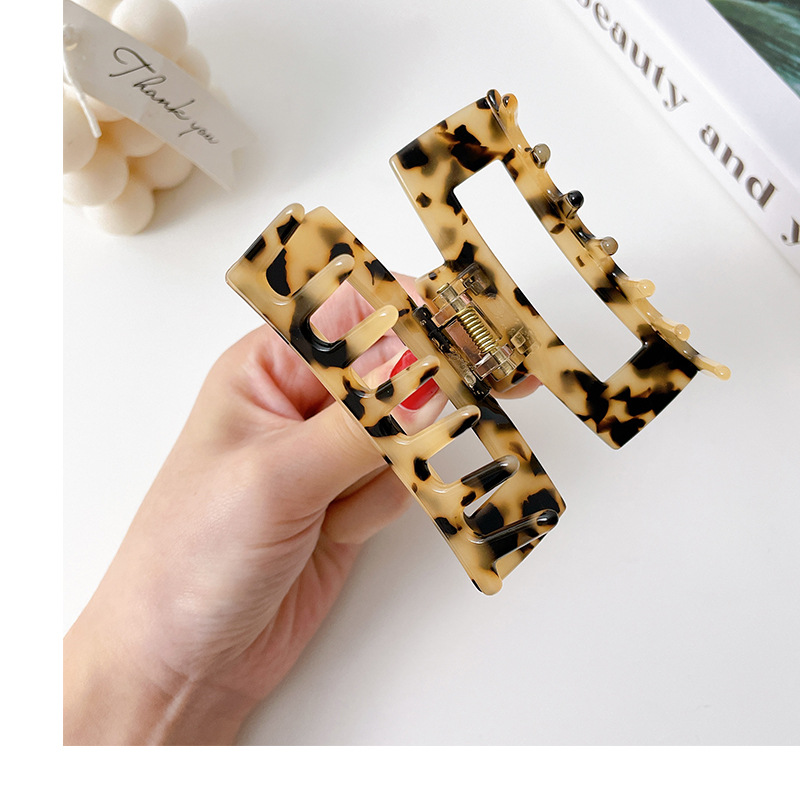 Duowei Accessories Acetic acid hair clips, Korean simple hair clips, square hair accessories, girl grabbers, large shark clips, updo hair grabbers Application Scenario