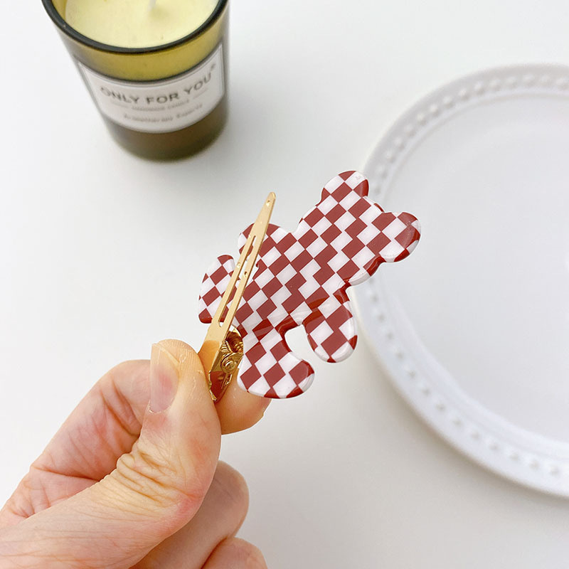 Dowei Accessories Korean version acetic acid hair clips, girl bear checkered seamless hair clips, bangs by the sea, broken hair clips Application Scenario