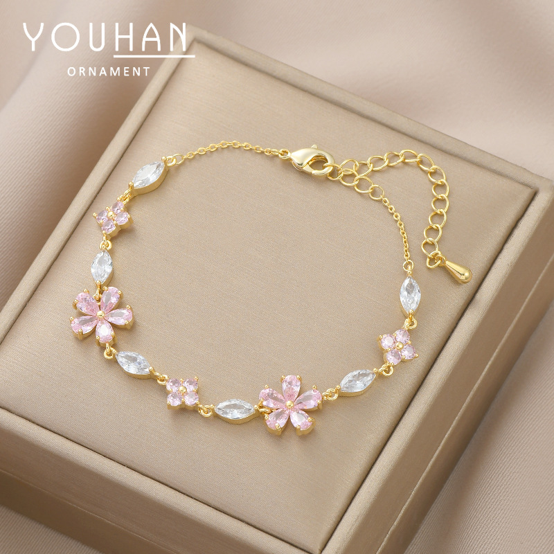 2023 Spring And Summer New Temperament Bracelet Female Niche Design Sense Zircon Petal Hand Decoration Fashion Bracelet Wholesale