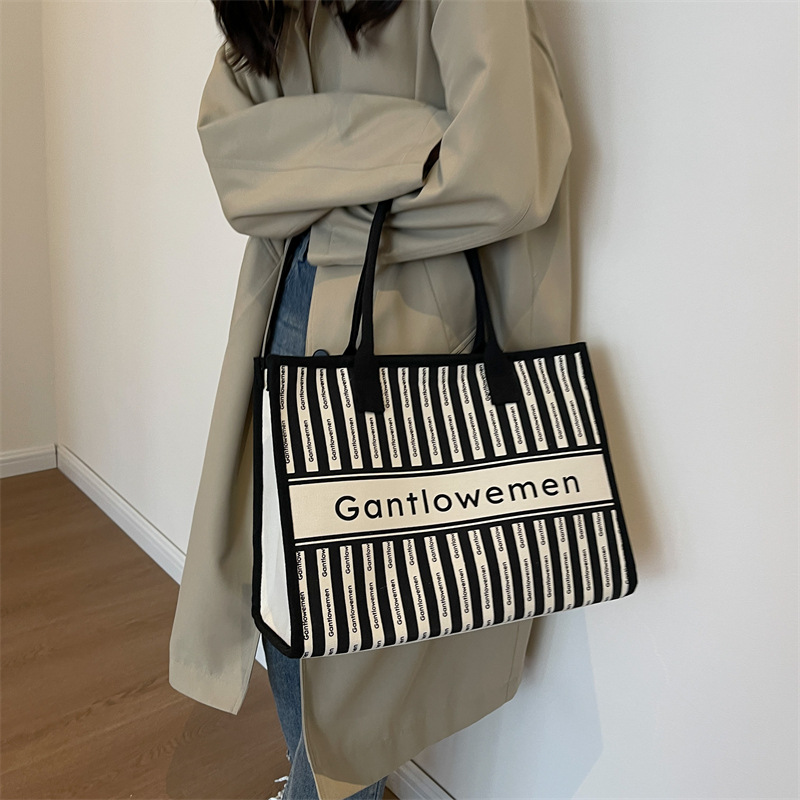Canvas bag women's large capacity 2024 new spring all-match striped shoulder bag cloth bag class commuting Tote bag Application Scenario