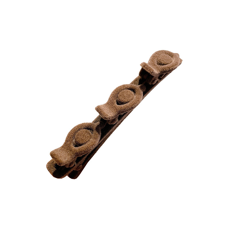 مشبك الشعر على شكل منقار البط الممزق على جبهته Item Picture
