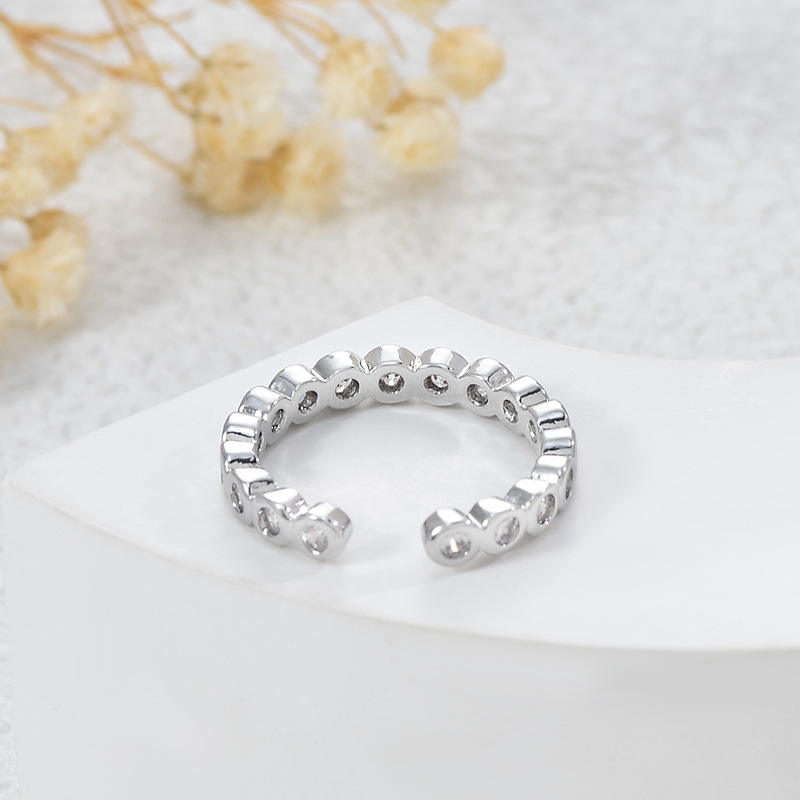 وكانت هناك مجموعة صغيرة من النساء حول خواتم الزنك Specification image