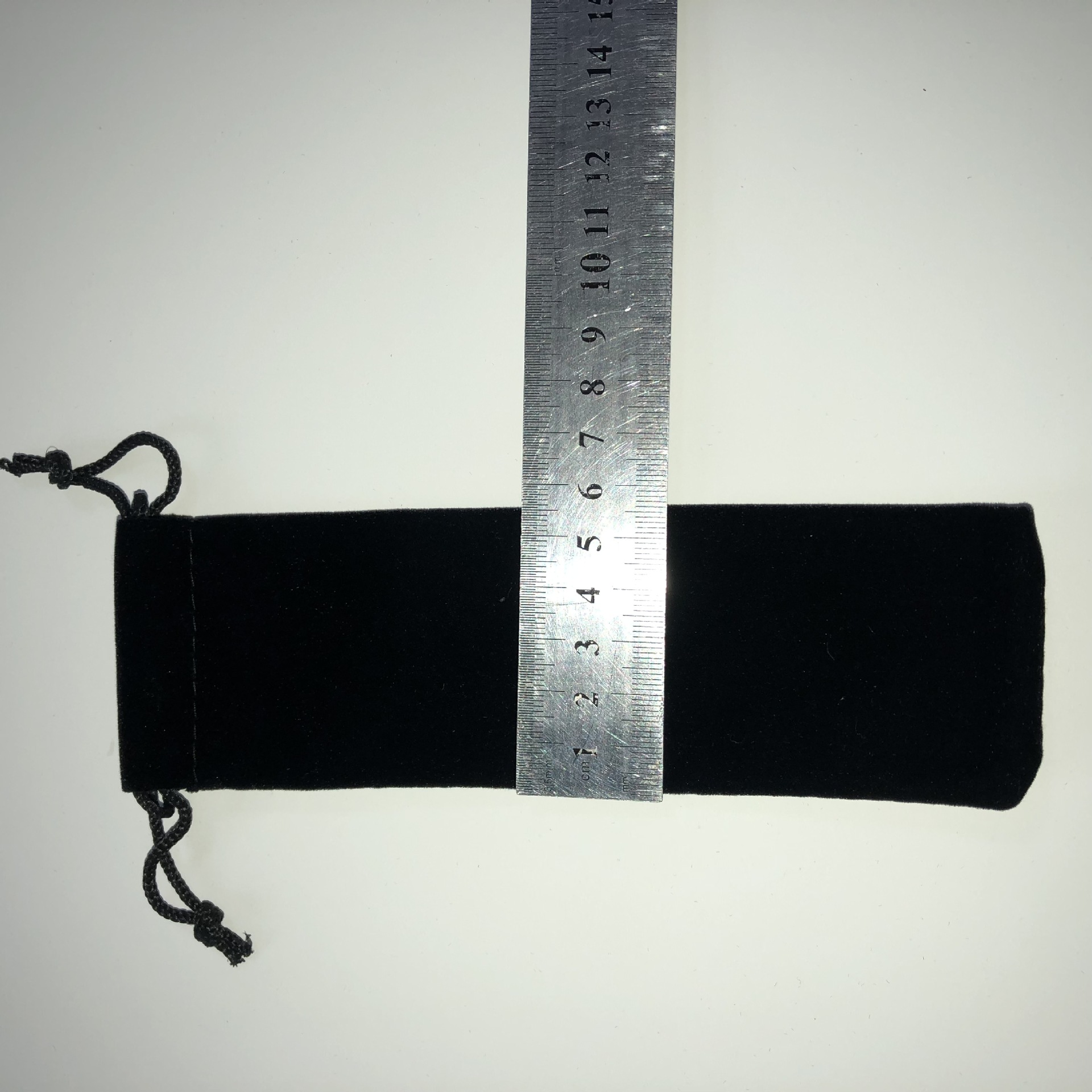 Our factory specializes in customizing plush fabric bags, drawstring jewelry universal bags, black storage bags, and drawstring bags for beauty devices Application Scenario