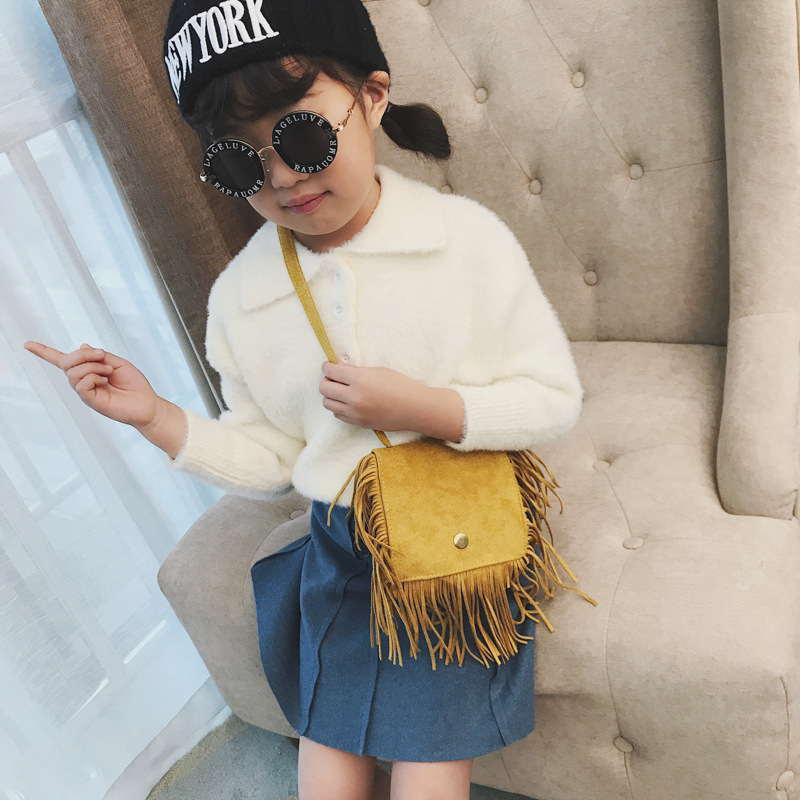 2022 New Children's bags, fashionable fringed single-shoulder bags, Korean-style mini crossbody bags, trendy baby coin purses for boys, girls and babies Application Scenario