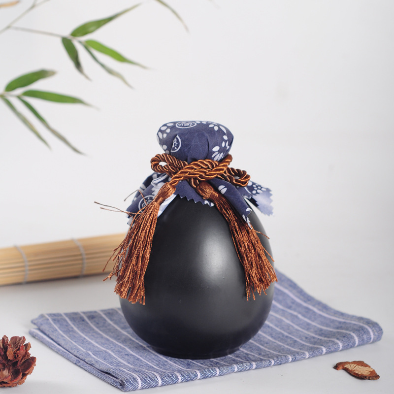 Retro black matte wine pot, household one-jin sealed empty wine bottle, ancient-style wine pot, half-jin and two-liang retro wine bottle Application Scenario