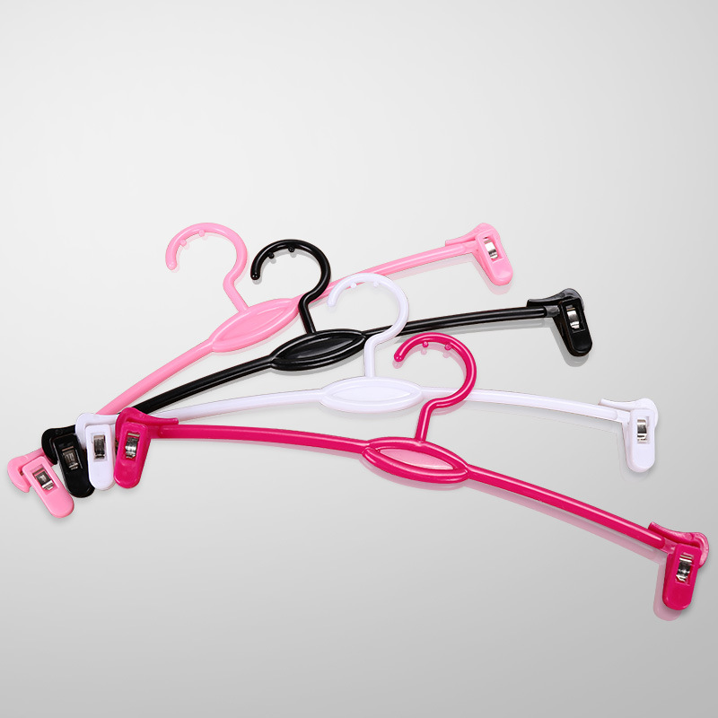 Plastic underwear, underpants hangers, bra clips, display in shopping malls and supermarkets, hangers with clips, drying women's bra braces Application Scenario