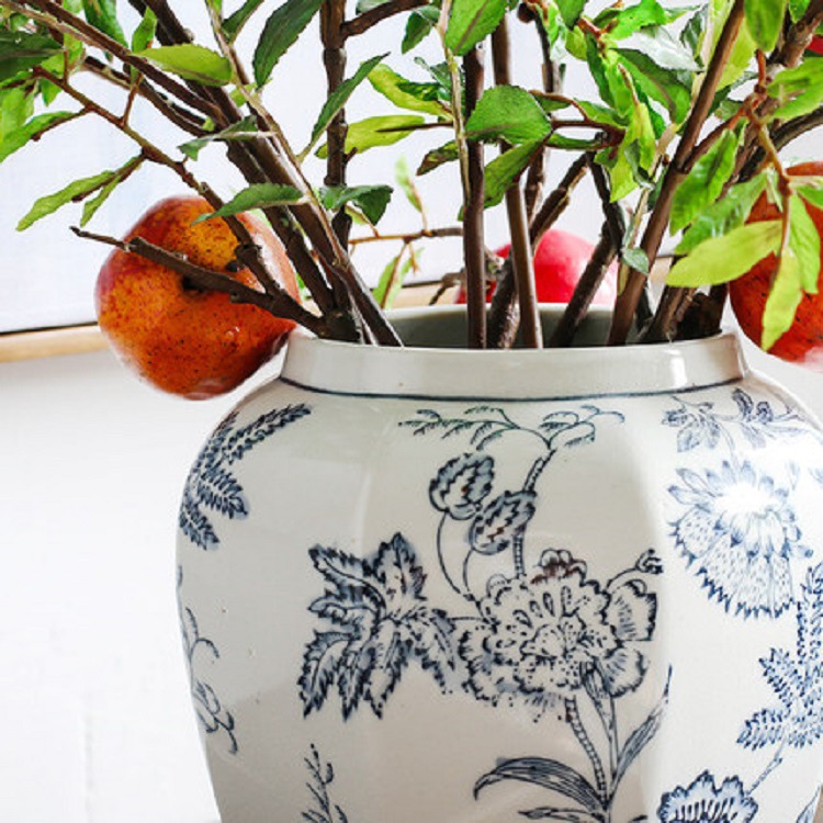 Wholesale decorative jars and ornaments, blue and white general jars, hand-painted antique official kiln ceramic vases, hydroponic storage jars Application Scenario