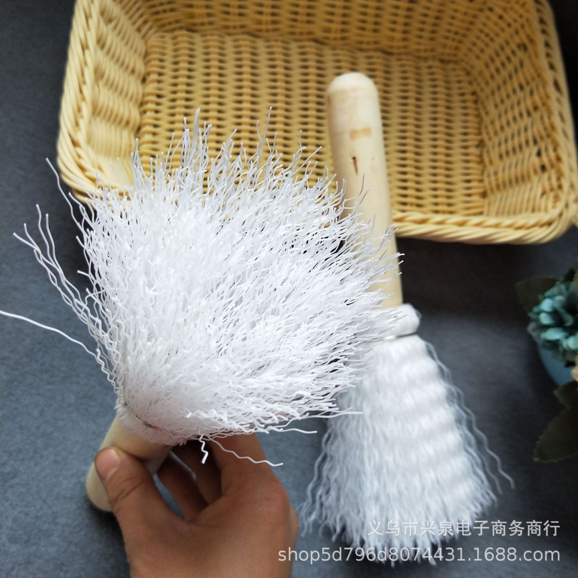 【 Zone 2-10 】 Small white wire pot brush 20 per string 300 per piece One yuan Two yuan white wire pot brush Wooden handle plastic wire pot brush cleaning brush Specification image