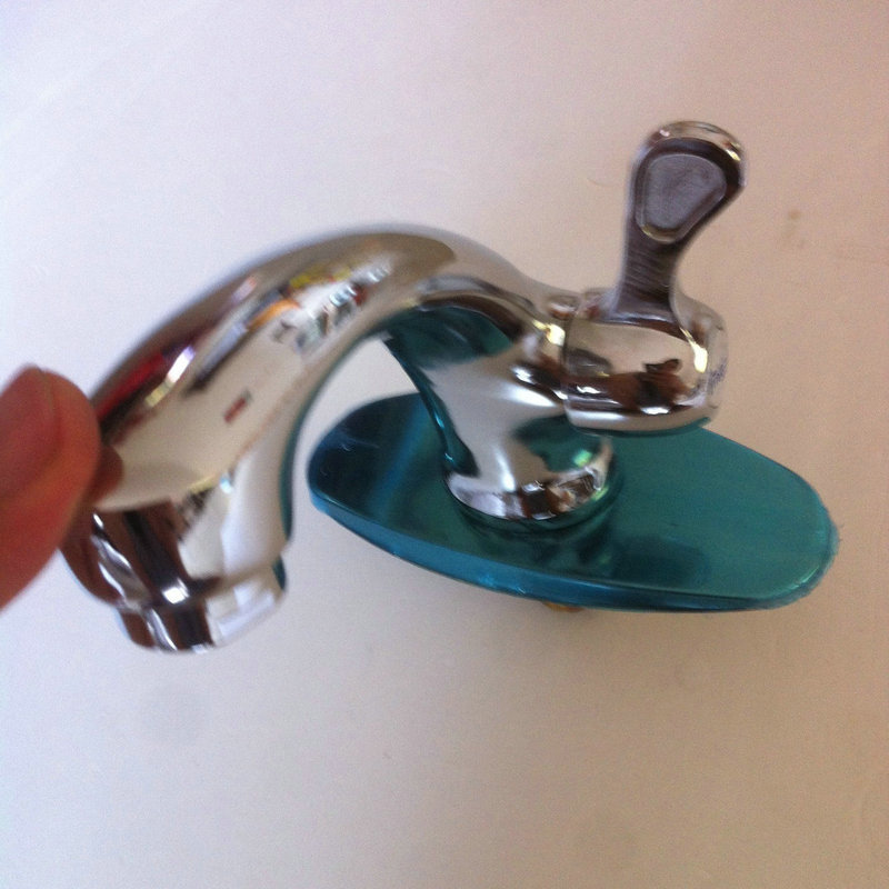 Wholesale zinc alloy vertical single-cooling side-opening washbasin faucets, plumbing and bathroom faucets from the manufacturer Application Scenario